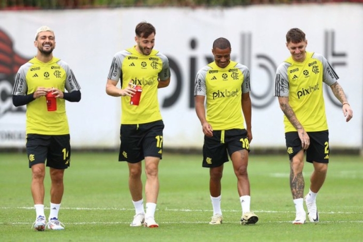 Jogadores Uruguaios (foto do Flamengo) e mais o chileno Pulgar desfalcam o time rubro nego.