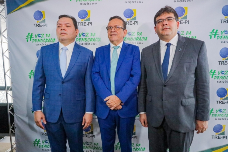 Governador na posse do novo juíz eleitoral. Foto de divulgação