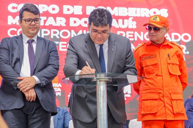 Secretário de segurança do Piauí, Chico Lucas, Governador Rafael Fonteles e o Cel. José Rego dando posse aos novos bombeiros do Estado.