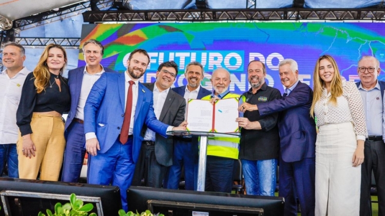 Governadores Rafael Fonteles, do Piauí, e Elmano de Freitas, do Ceará , presidente Lula, Camilo Santana, ministro da educação entre outro. Foto de divulgação. crédito: Tauan Alencar.